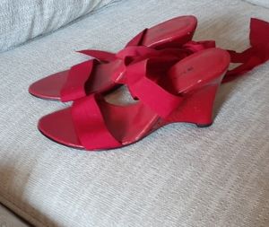 Details red wedge sandal